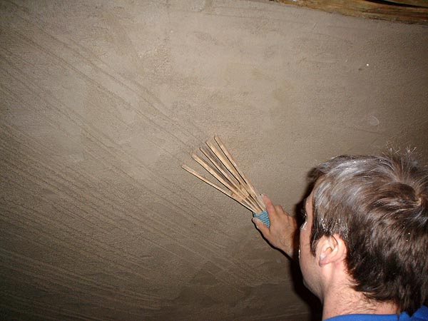 Attic room: application of scratch coat in lime plaster.