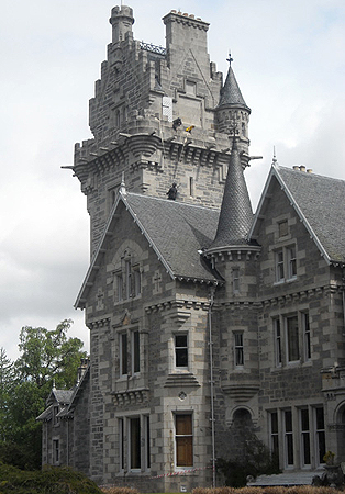 Rope access: scaling the tower.