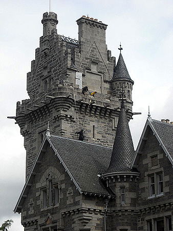 Rope access: scaling the tower.