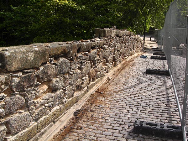 Masonry parapet: preparation works.