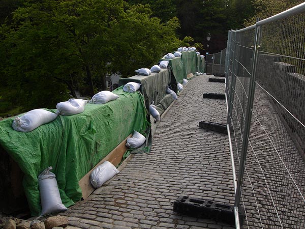 Masonry parapet: protection works.