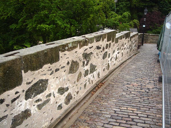 Masonry parapet: completed works.