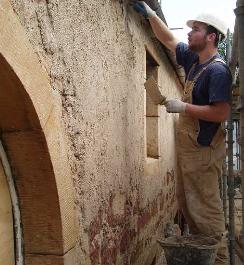 Sean Osmond applying Lime Mortar - Image courtesy of Caroline Vawdrey.